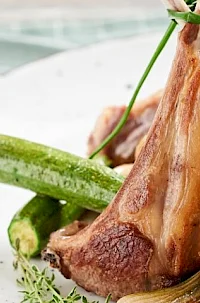 Odojek ali jagenjček na ražnju