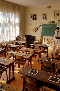 An einem Schreibtisch in der Grundschule Brihtna glava